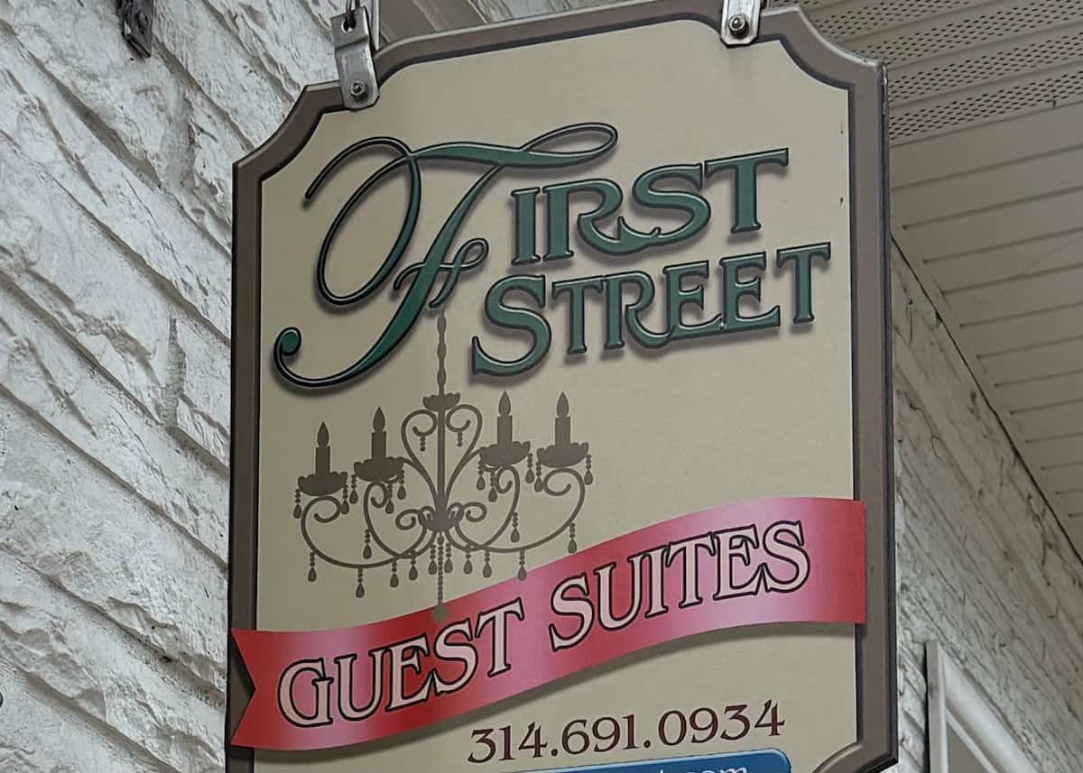 First Street Queen Suite, bungalow in Hermann